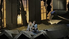 Scéna z Pucciniho Manon Lescaut v Metropolitní opeře