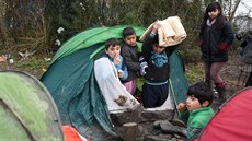 V uprchlickém táboe v Calais ije asi 500 dtí.
