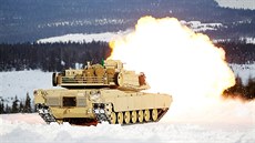 Americký tank M1A1 pálí na stelnici u norské výcvikové základny Rena bhem...