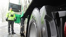 Dopravní policisté pi kontrole pneumatik a brzd kamion u Nové Hospody na...