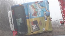 Na silnici I/7 u Panenského Týnce na Lounsku havaroval autobus se čtyřiceti...