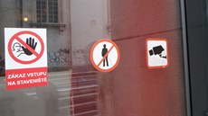 Piktogramy na dveích výklenku v Panské ulici mají odradit lidi od zneiování...