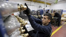 Palestinci v továrn� Sodastream na Západním b�ehu Jordánu. (28. dubna 2014)