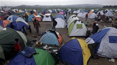 Benci ve stanovém táboe u ecké vesnice Idomeni (29. února 2016)