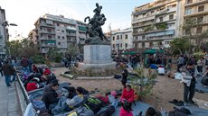 Viktoriino námstí v centru Atén. Pevadi tu mezi stovkami migrant hledají...