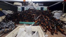 Australské námonictvo zabavilo tisíce zbraní, které míily do Somálska na...