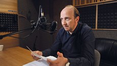Herec Jan Vondráček při načítání audioknihy Marťan