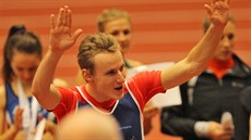 Adam Zenkl slaví titul českého halového šampiona na 3 000 metrů.