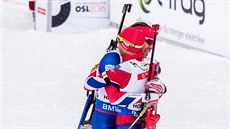 NORSKÉ OBJETÍ. Ole Einar Björndalen (zády) a Emil Hegle Svendsen slaví stíbro...