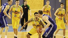 Michal K�emen (v modrém) z Brna hledá cestu p�es Camerona Wrighta (24) z...