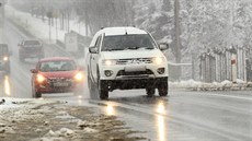 Husté sn�ení na úpatí Beskyd ve St�ít�i na Frýdecko-Místecku na silnici mezi...