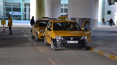 Vozy taxisluby na autobusovém nádraí v Izmiru.