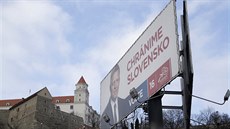 P�edvolební billboard Roberta Fica a Sm�ru-SD pod Bratislavským hradem....