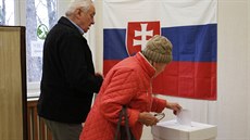 Lidé ze slovenského Šamorína přicházejí k volbám do parlamentu. (5.3.2016)