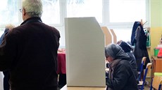 Lidé ve volební místnosti v bratislavské ZŠ Za Kasárňou. 6.3.2016