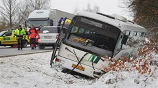 U Verub na Plzesku havaroval autobus plný dtí. Nehoda se obela bez váných...
