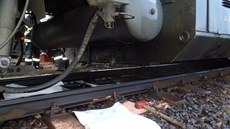 Z prora�ené nádr�e lokomotivy vytekly na tra� dva tisíce litr� nafty. (8....