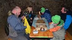 Pavel Mo (vlevo) v hráském doupti u deskové hry hnefetafl.