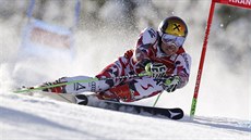 Rakouský lya Marcel Hirscher na trati obího slalomu v Kranjske Goe.