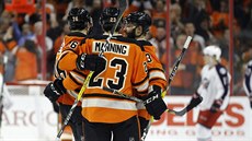 Radko Gudas (vpravo) z Philadelphie slaví gól se spoluhrái Brandonem Manningem...