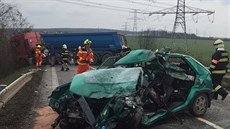 T�ia�edesátiletý �idi� se �elné st�etl s protijedoucím nákladním vozem, nehodu...