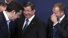 ecký premiér Alexis Tsipras, turecký premiér Ahmet Davutoglu a pedseda...