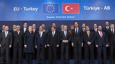Unijní lídi spolen s tureckým premiérem Ahmetem Davutogluem (uprosted). (7....