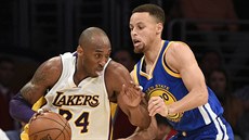 Kobe Bryant (vlevo) z LA Lakers obchází Stephena Curryho z Golden State.