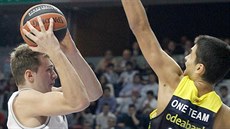 JEDEN TÝM? Heslo basketbalového Fenerbahce nedokázal jeho pivot Ömer Yurtseven...