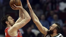 Pau Gasol (vlevo) z Chicaga stílí pes ruku Milese Plumleeho z Milwaukee.