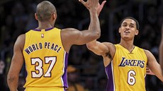 Metta World Peace (vlevo) a Jordan Clarkson se radují z koe LA Lakers.
