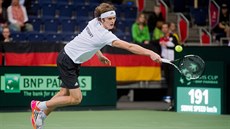 TAM DOSÁHNU. Alexander Zverev se natahuje po úderu v utkání s Tomáem Berdychem.