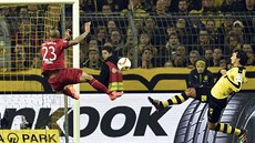 Arturo Vidal z Bayernu Mnichov (vlevo) spálil anci v duelu s Dortmundem.