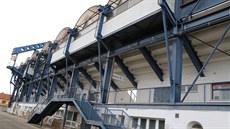 Zdevastovaný drnovický stadion.