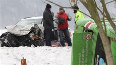 Tragická nehoda dvou osobních aut a autobusu u obce Libouchec (1. bezna 2016).