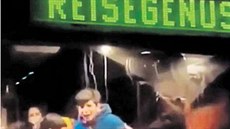 Zábr z videa zachycujícího vystupování migrant z autobusu v Clausnitzu. Nápis...