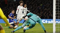 PRVNÍ GÓL ZÁPASU. Adrien Rabiot (druhý zleva) z PSG pekonává Thibauta...