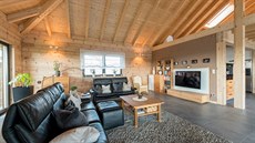 Obývací pokoj nabízí impozantní pohled na konstrukci stechy. 