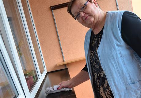 Eva Sewaldová z Nového Sedla ukazuje prach usazený na parapetu jejího okna.
