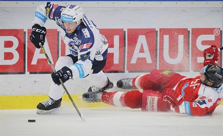 Plzeský hokejista Jaroslav Kracík uniká Martinovi Vyrbalíkovi z Olomouce.