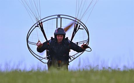 Martin Drápalík se vnuje motorovému paraglidingu teprve tetím rokem. Udlat...