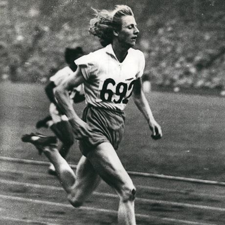 Fanny Blankers Koenová si bí pro vítzství v prvním kole závodu na 200 m na...