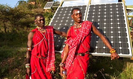 Mui z keského kmene Masaj stojí u solárních panel nedaleko své vesnice na...