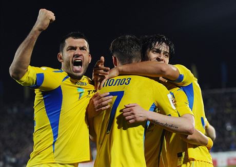 Fotbalisté Rostova na Donu se radují ze vsteleného gólu.