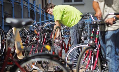 Píprava bicykl pro bikesharing v Plzni.