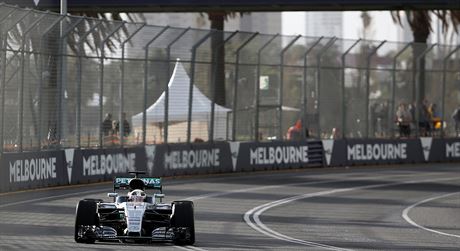 Lewis Hamilton v tréninku na Velkou cenu Austrálie formule 1.