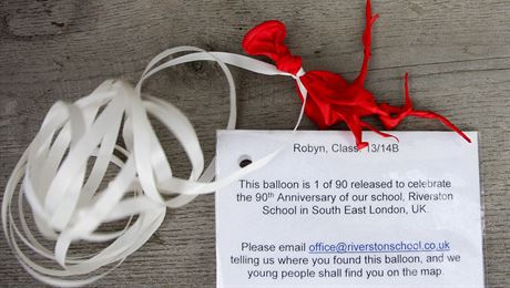 Nafukovací balonek vyputný v lednu ákem londýnské koly po dvou msících...