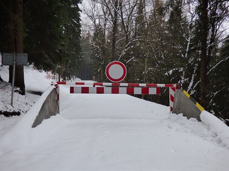 Silniái uzaveli pomocí závor kopec mezi Chvalí na Trutnovsku a Adrpachem...