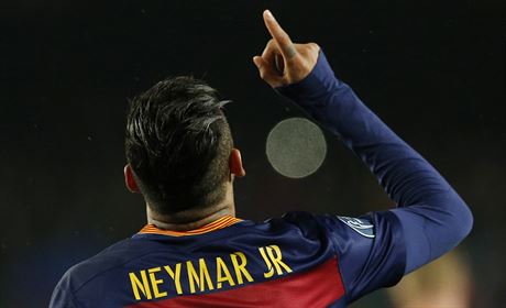 Neymar v dresu Barcelony oslavuje gól. 