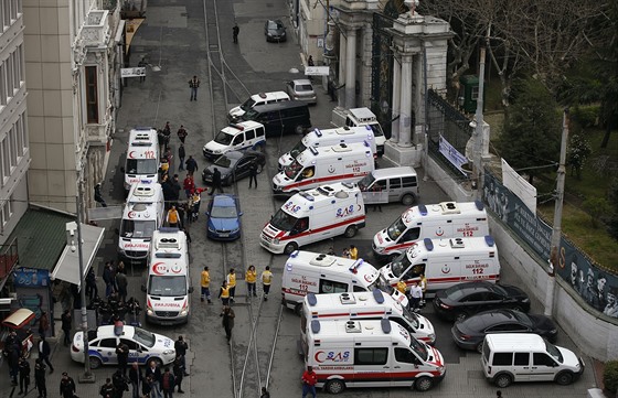 Vozy záchranné sluby u bulváru Istiklal v Istanbulu, kde dolo v sobotu k...